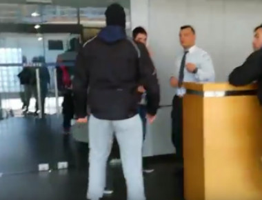 Βίντεο: Αναρχικοί τα έκαναν «γυαλιά καρφιά» σε εταιρεία στην Καλλιθέα